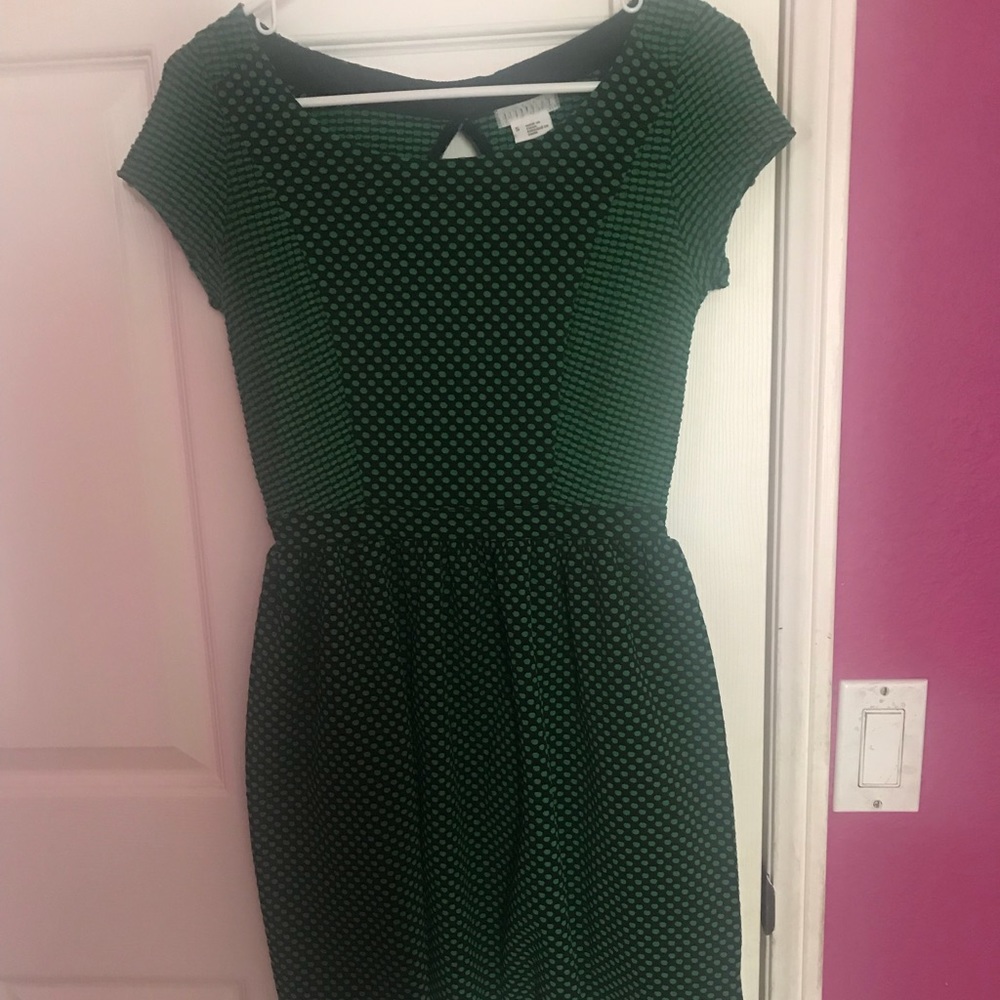 Green/black polka dot textured dress